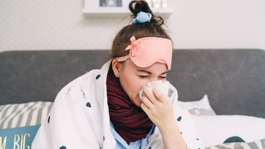 Vid influensa kan du känna dig trött och frusen, få ont i halsen och även ha muskelvärk. Foto: Shutterstock